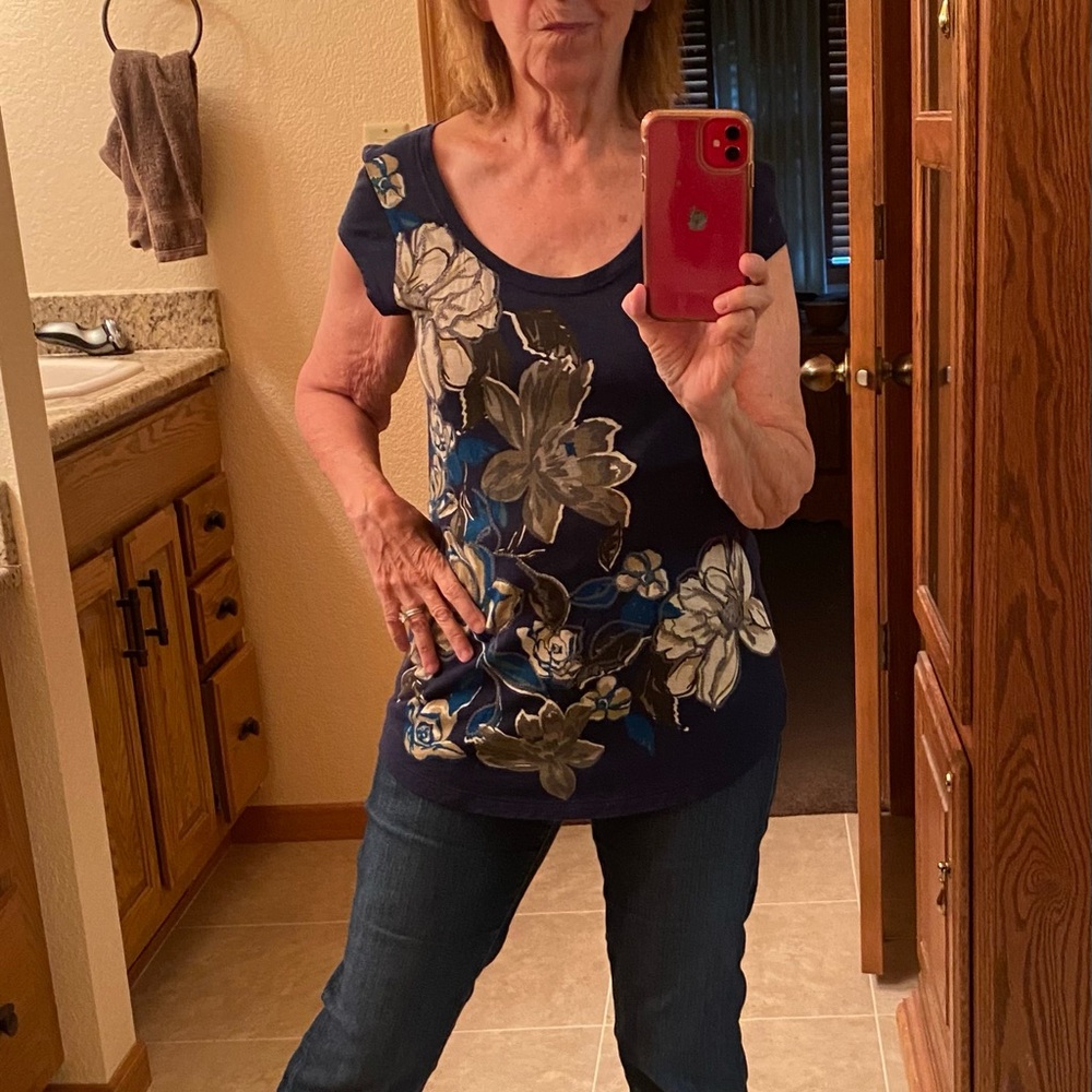 10/10$ Bundle 10 (4-5$) items for a 10$ offer. Lucky Brand Navy Floral Blouse.
